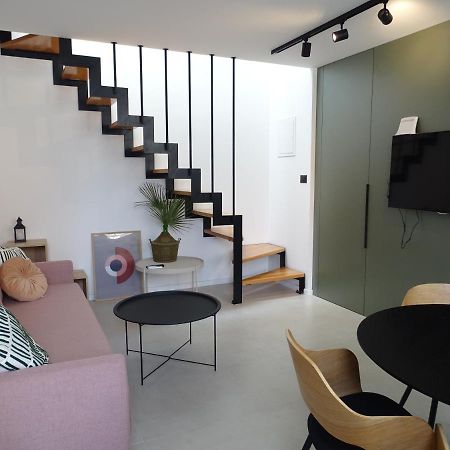 Modern Small House With A Terrace スプリト エクステリア 写真