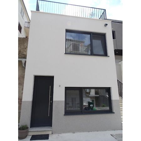 Modern Small House With A Terrace スプリト エクステリア 写真