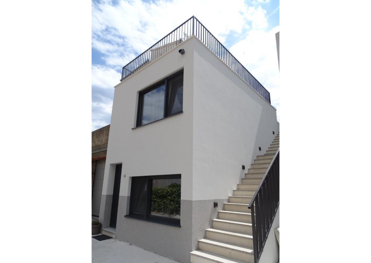 Modern Small House With A Terrace スプリト エクステリア 写真