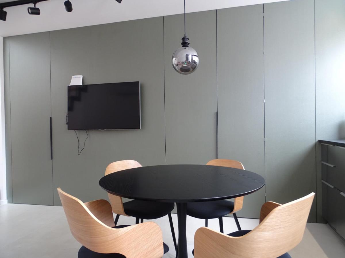 Modern Small House With A Terrace スプリト エクステリア 写真