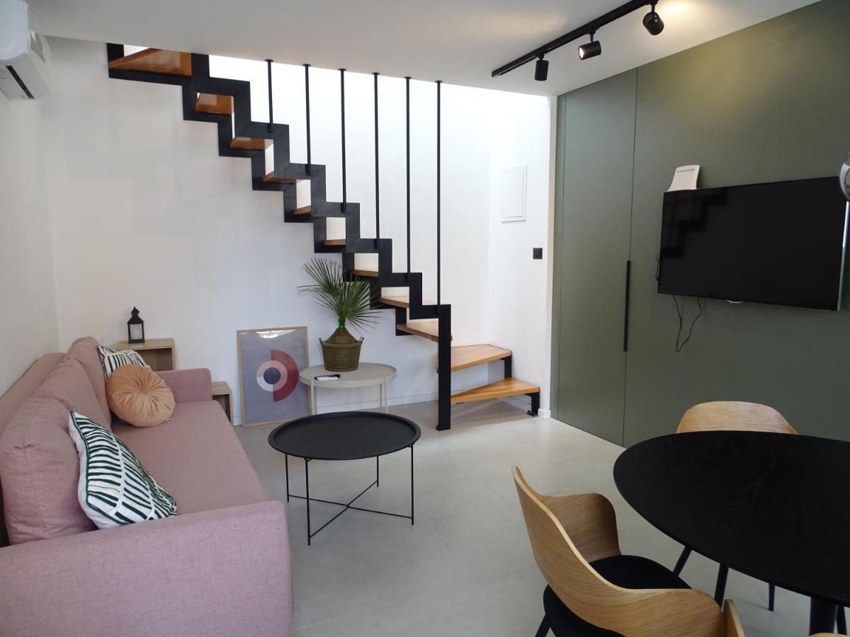 Modern Small House With A Terrace スプリト エクステリア 写真