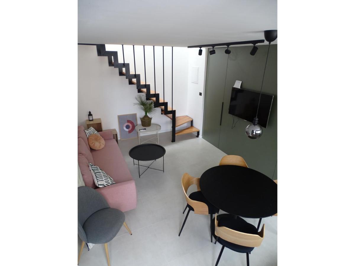 Modern Small House With A Terrace スプリト エクステリア 写真