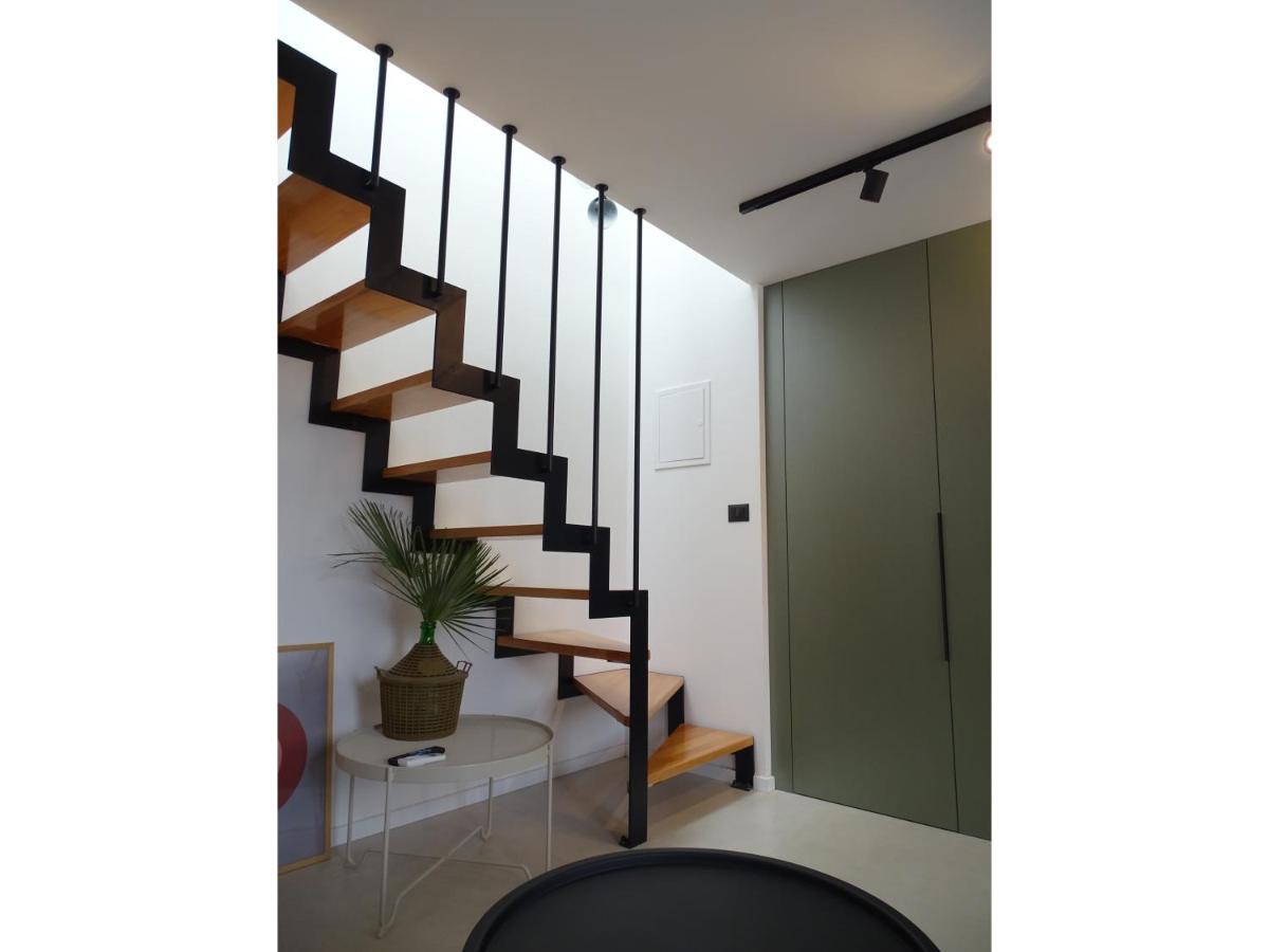 Modern Small House With A Terrace スプリト エクステリア 写真