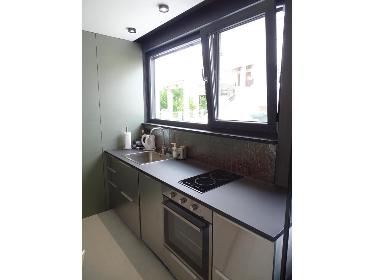 Modern Small House With A Terrace スプリト エクステリア 写真