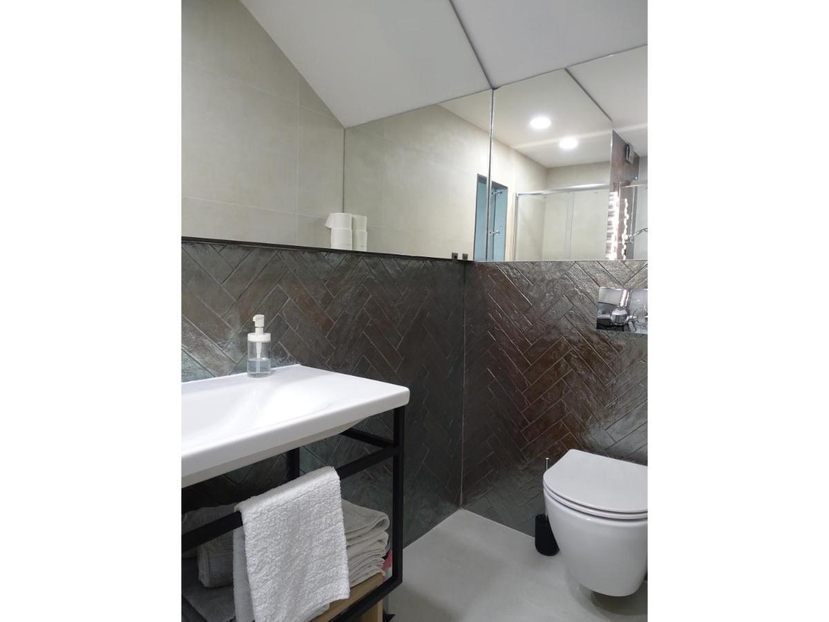 Modern Small House With A Terrace スプリト エクステリア 写真