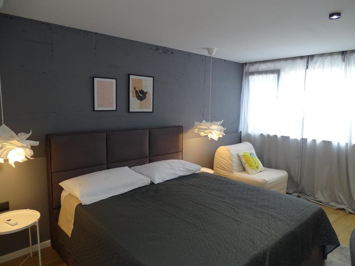 Modern Small House With A Terrace スプリト エクステリア 写真