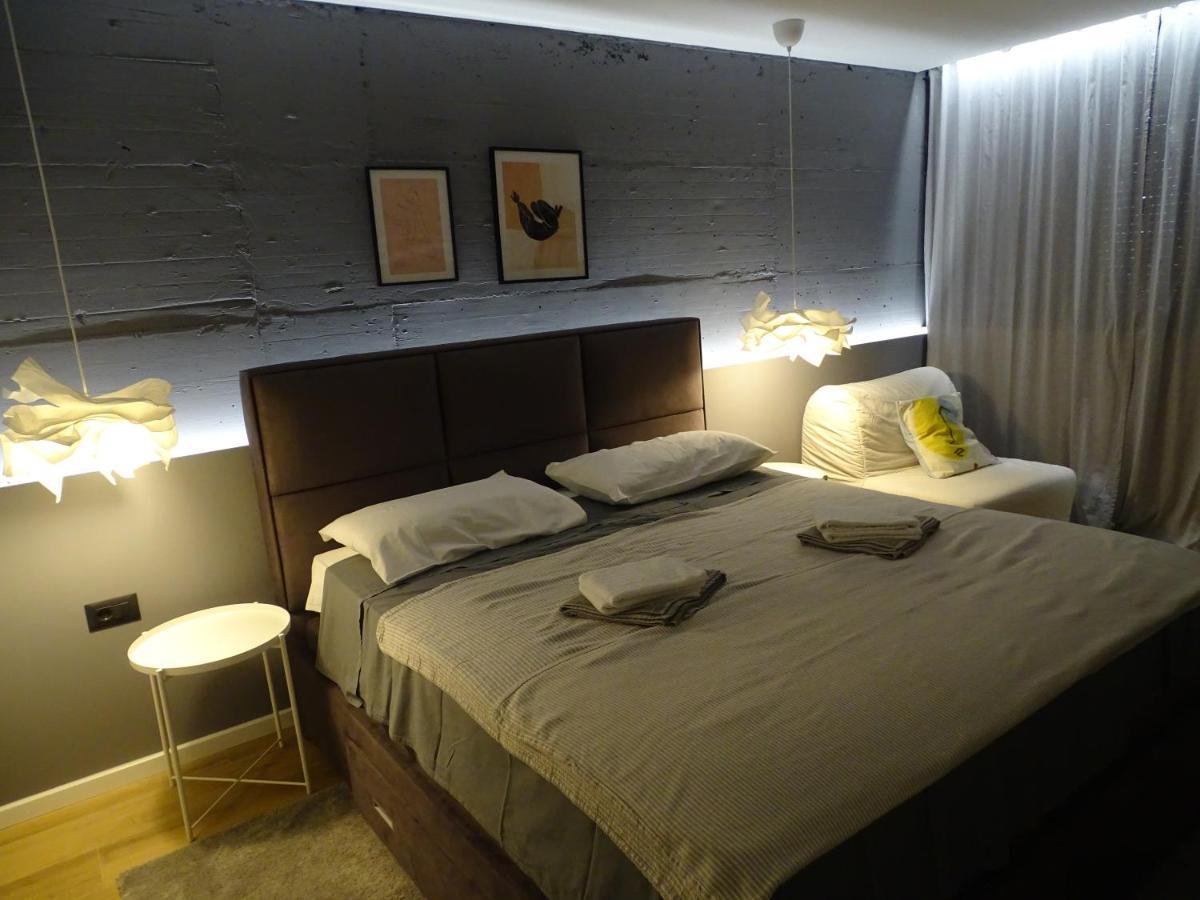 Modern Small House With A Terrace スプリト エクステリア 写真
