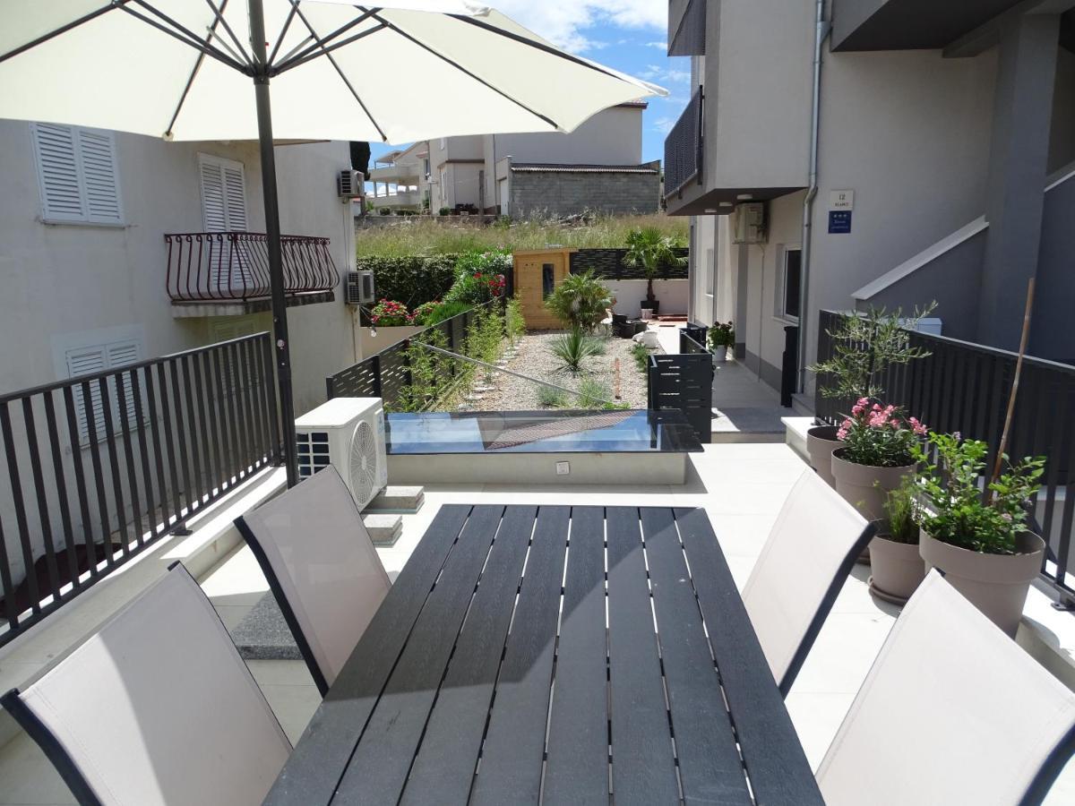 Modern Small House With A Terrace スプリト エクステリア 写真